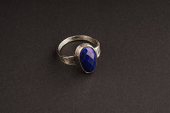 Lapis Lazuli ring in oxidized 925 sterling silver with hammered texture, open-back bezel, and deep blue gemstone.