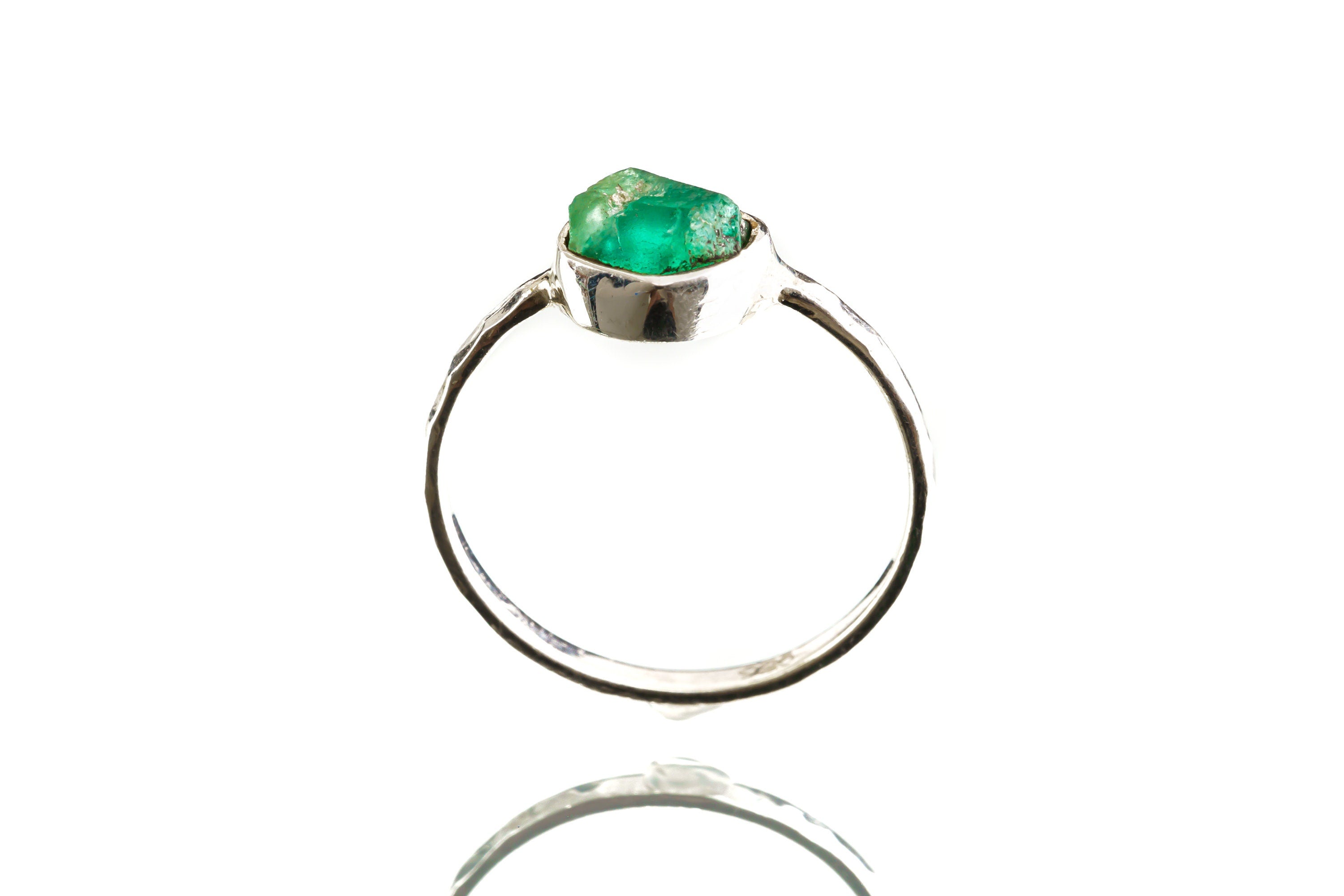 Raw Australian Emerald Ring 925 Sterling Silver Hammered Stack Band Heart Chakra Taurus Gemini Cancer Gift Size 5 US