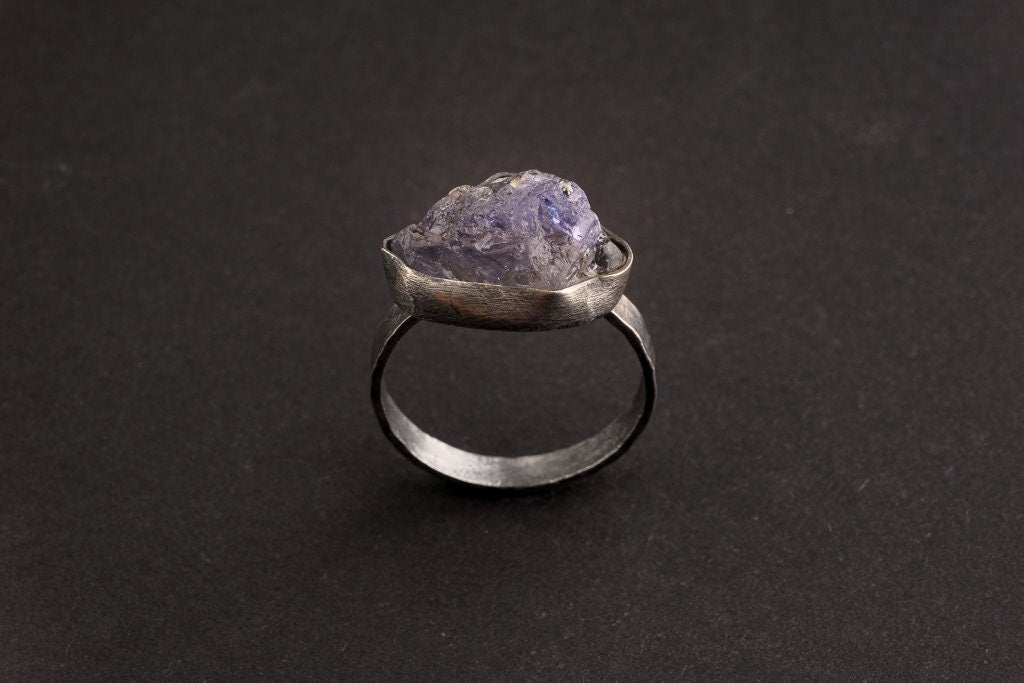 Brilliant raw Tanzanite -Fine 925 Sterling Silver Ring Band - Hammered Textured & Oxidised - Size US 8
