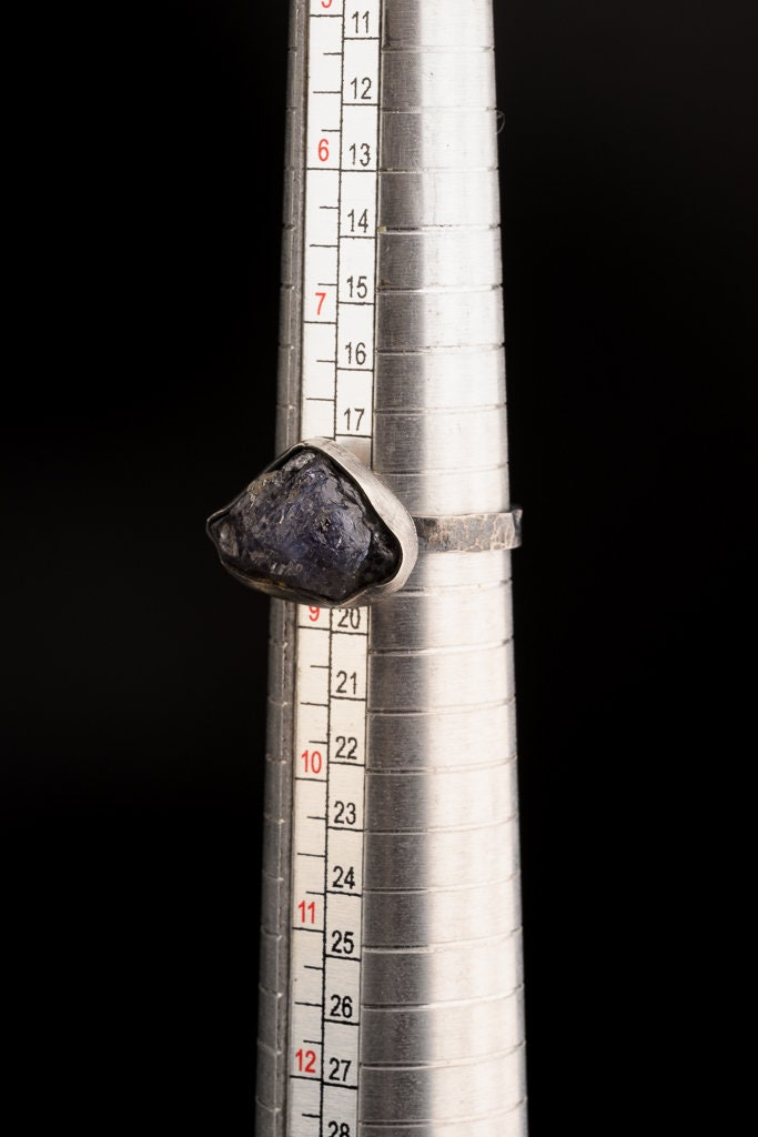 Brilliant raw Tanzanite -Fine 925 Sterling Silver Ring Band - Hammered Textured & Oxidised - Size US 8