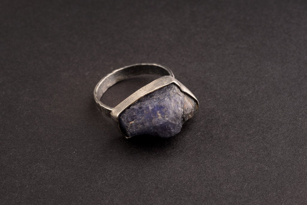 Brilliant raw Tanzanite -Fine 925 Sterling Silver Ring Band - Hammered Textured & Oxidised - Size US 8