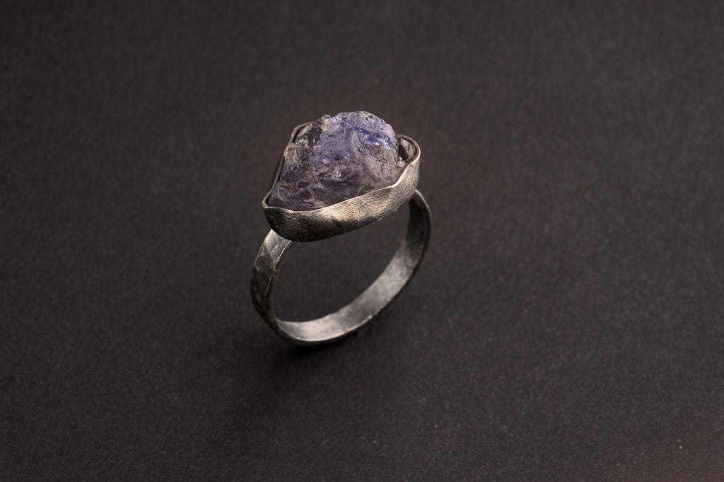 Brilliant raw Tanzanite -Fine 925 Sterling Silver Ring Band - Hammered Textured & Oxidised - Size US 8