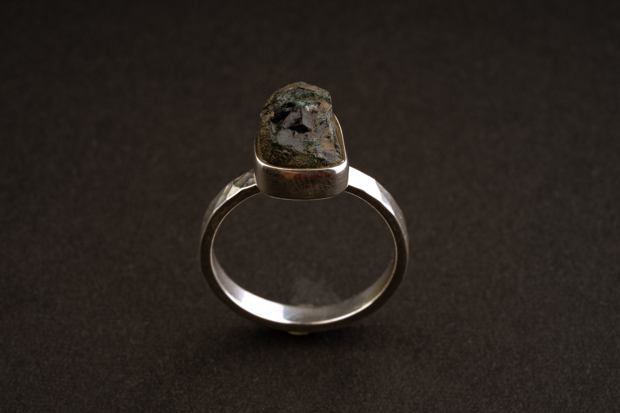US 5 - Blue Green gem Tourmaline - Solid 925 Sterling Silver Ring - Hammered Textured & Oxidized - Crystal Ring