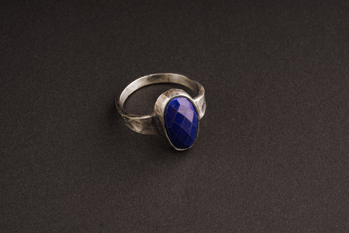 Lapis Lazuli ring in oxidized 925 sterling silver with hammered texture, open-back bezel, and deep blue gemstone.