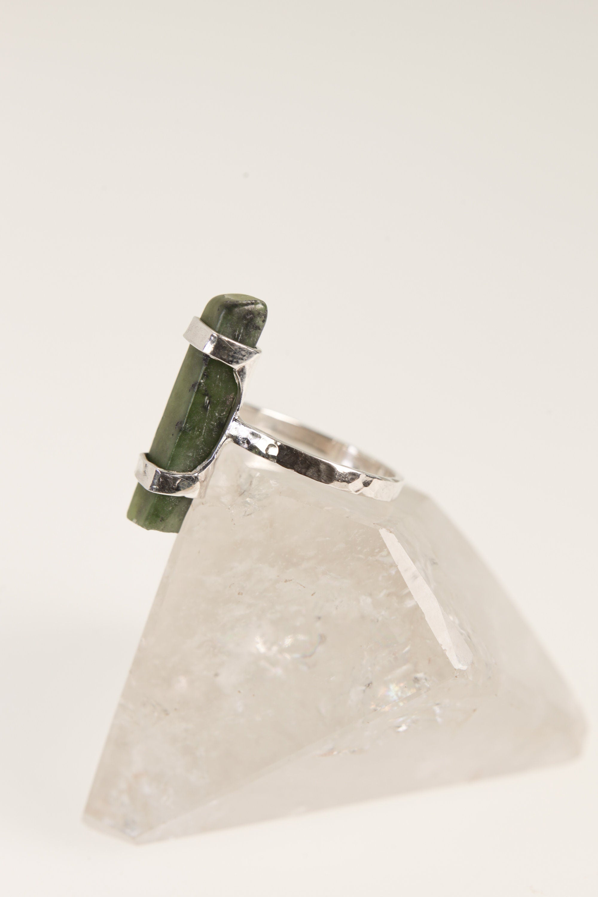 Australian Jade Ring 925 Sterling Silver Oxidized Hammered Band Nephrite Heart Chakra Taurus Libra Gift - Size 6 3/2 US