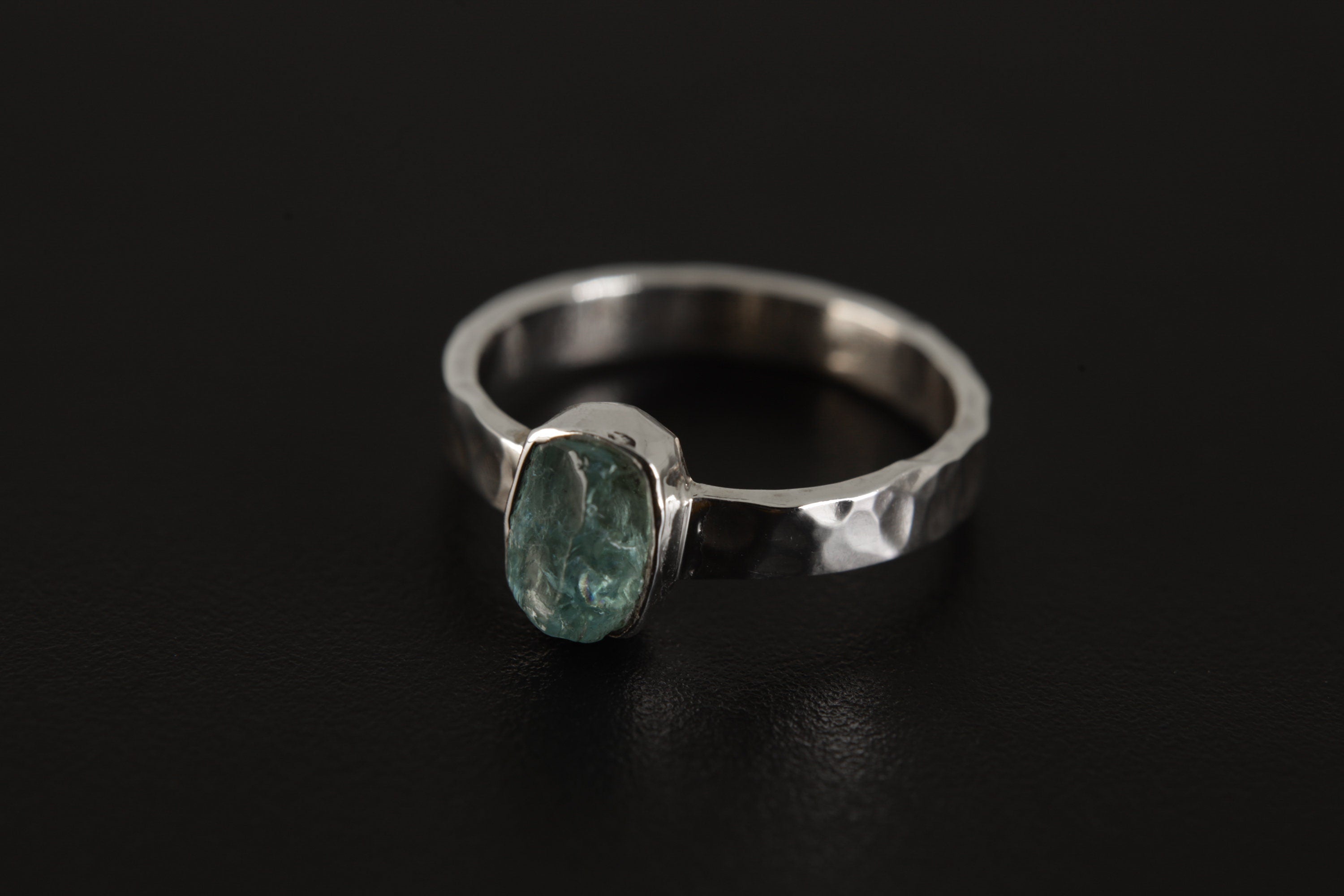 Raw Blue Apatite Ring 925 Sterling Silver Hammered Band Natural Crystal Ring Throat Third Eye Chakra Jewelry Gift