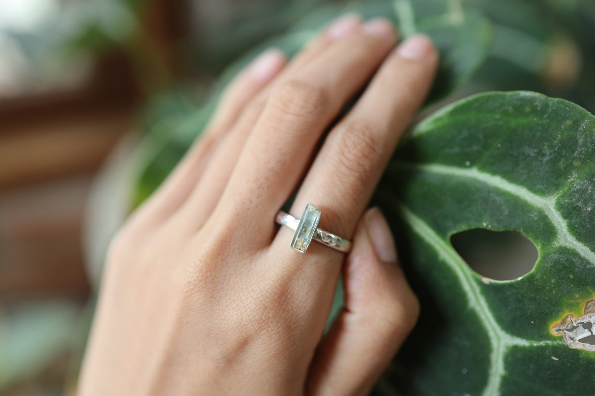 Short Gemmy Australian Aquamarine Ring, Sterling Silver, Hammer Textured & Shiny Crystal Band, Size 9 US, Throat Chakra, Pisces/Aquarius