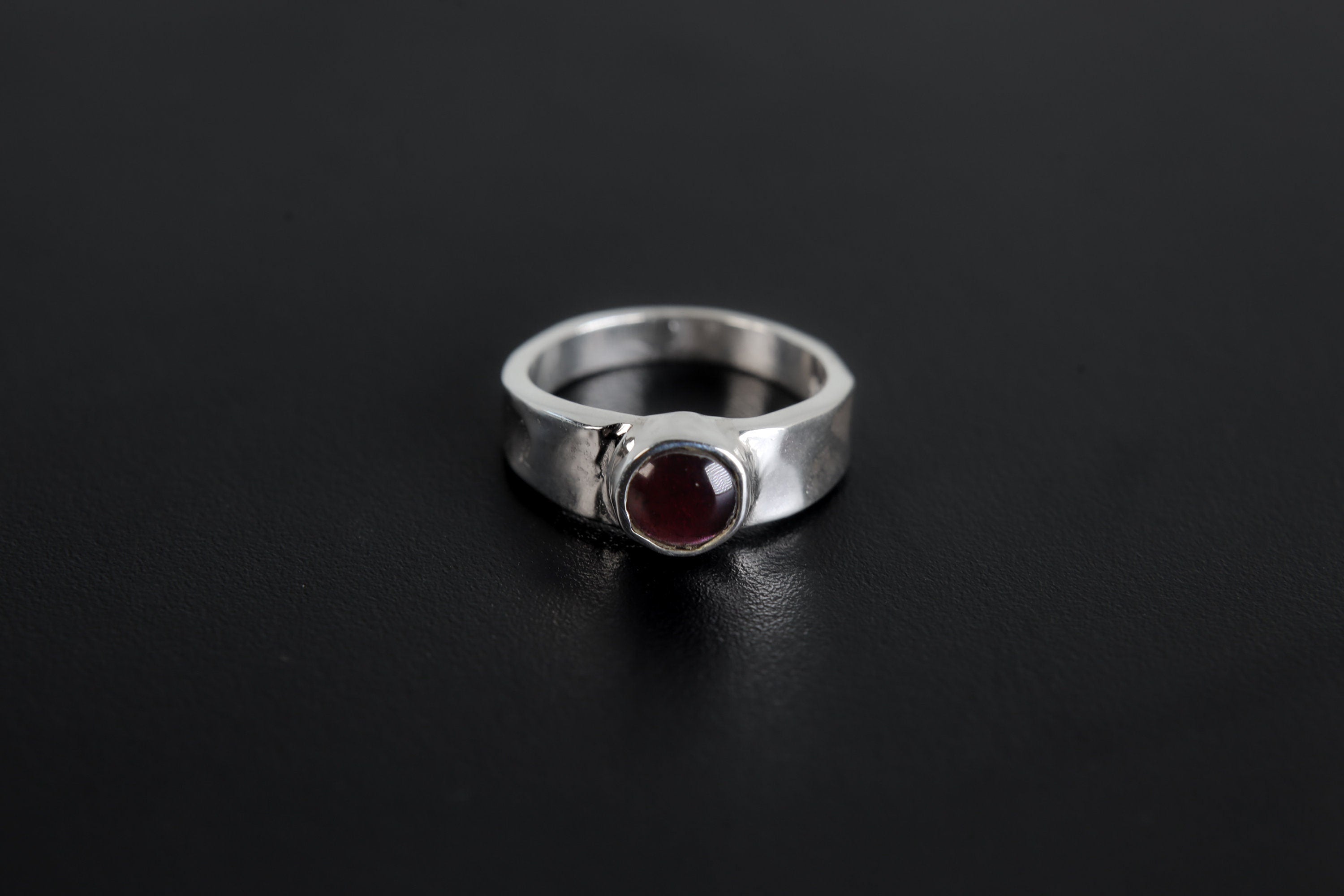 Round Gem Garnet Cabochon - High Shine Polish 925 Sterling Silver Ring - Hammer Textured Band - Unisex - Brings Courage & Creativity