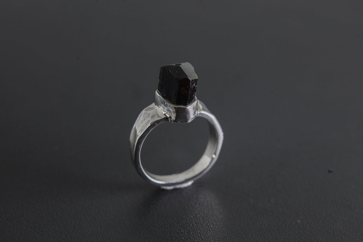 Black Tourmaline Ring - Hammered Band - 925 Sterling Silver Setting - Unisex - High Shine Polish - Size 7US - NO/02