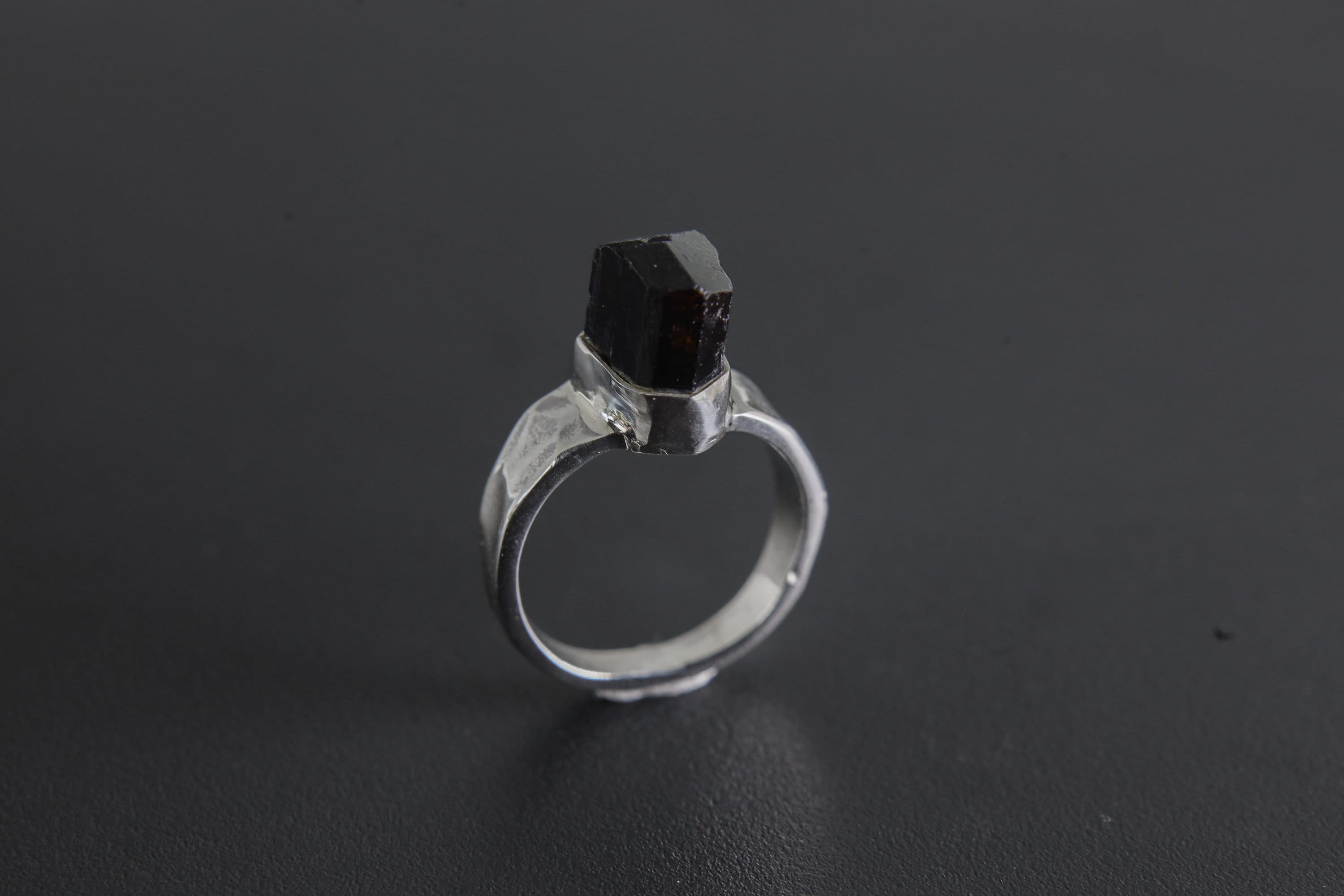 Black Tourmaline Ring - Hammered Band - 925 Sterling Silver Setting - Unisex - High Shine Polish - Size 7US - NO/02