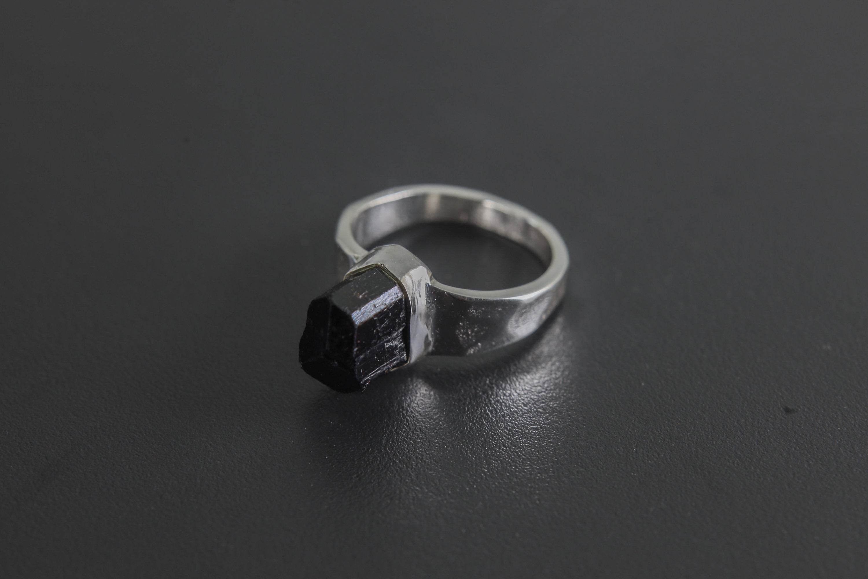 Black Tourmaline Ring - Hammered Band - 925 Sterling Silver Setting - Unisex - High Shine Polish - Size 7US - NO/02