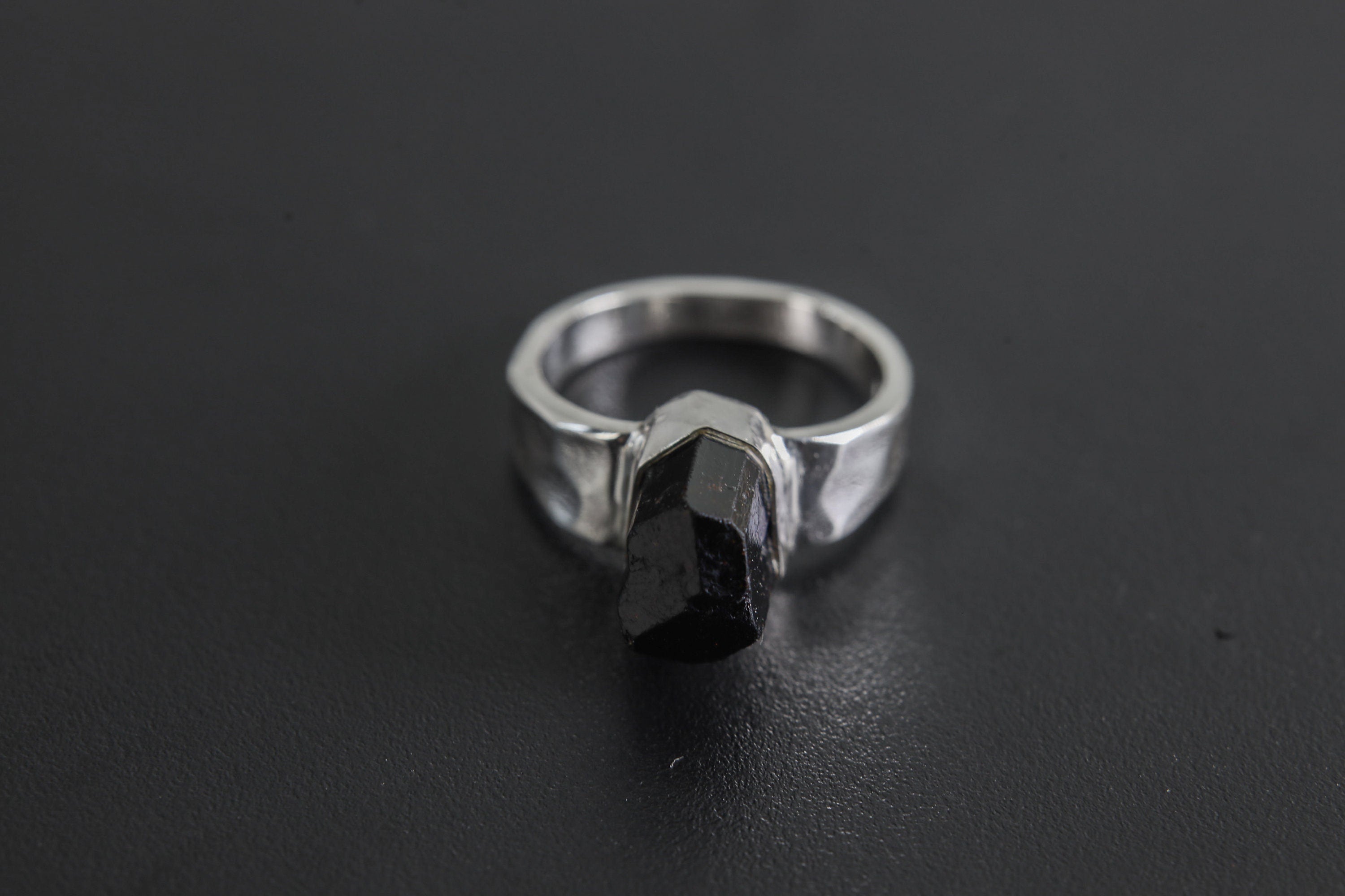 Black Tourmaline Ring - Hammered Band - 925 Sterling Silver Setting - Unisex - High Shine Polish - Size 7US - NO/02
