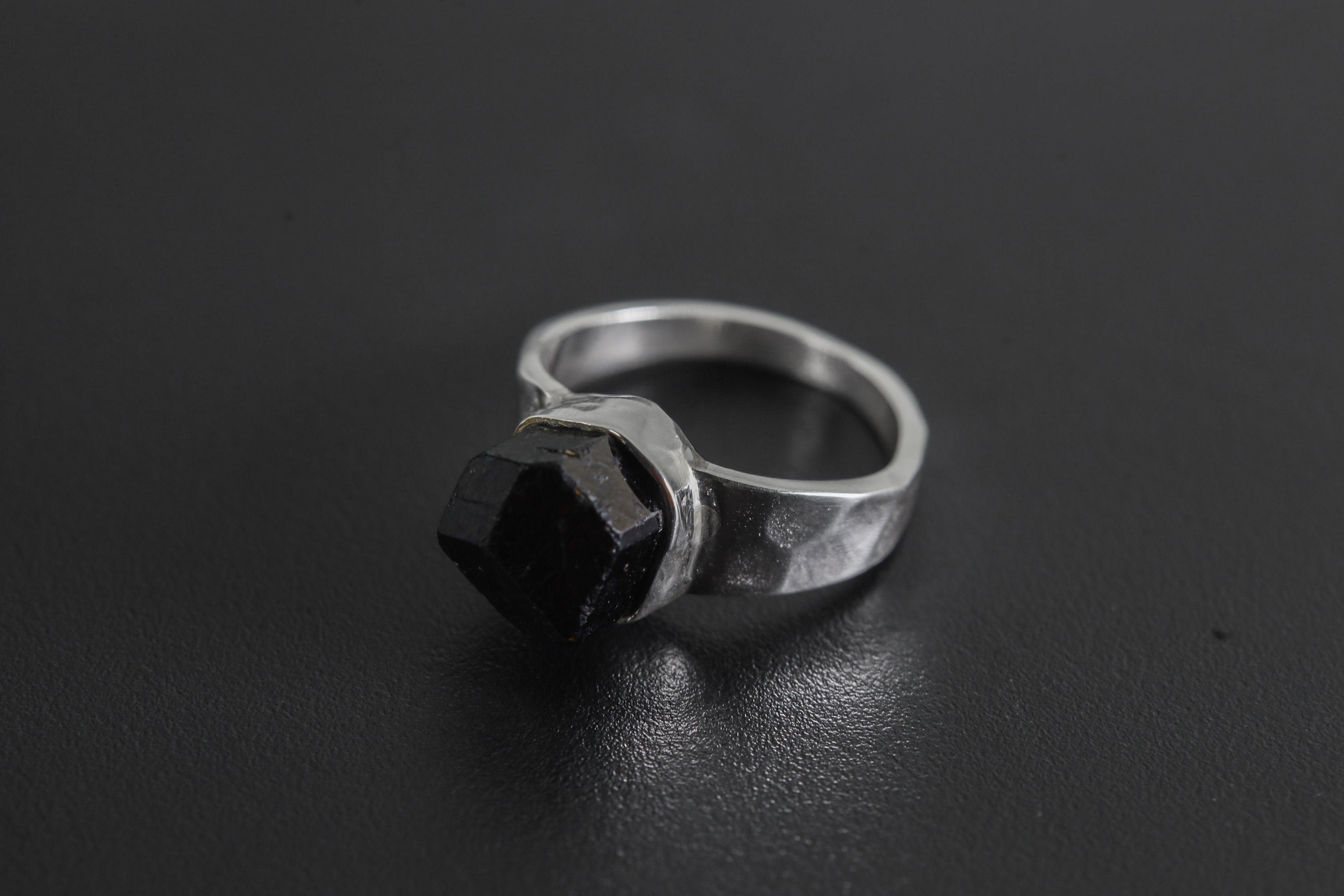Black Tourmaline Ring - Hammered Band - 925 Sterling Silver Setting - Unisex - High Shine Polish - Size 7 US - NO/01
