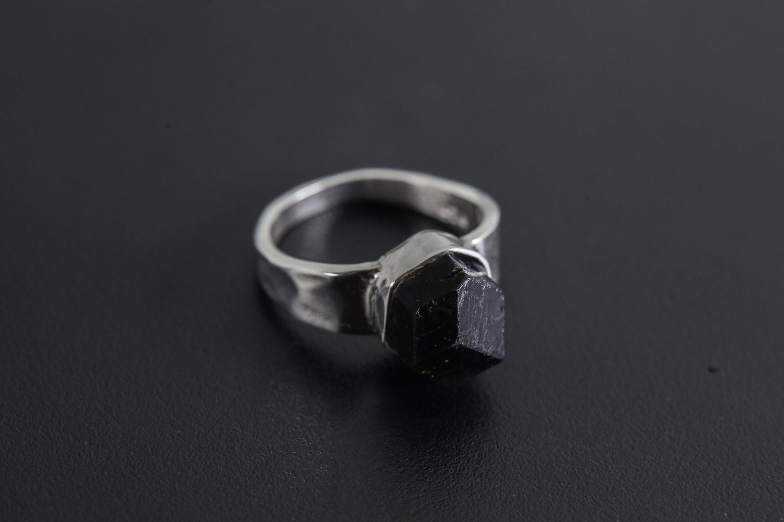 Black Tourmaline Ring - Hammered Band - 925 Sterling Silver Setting - Unisex - High Shine Polish - Size 7 US - NO/01
