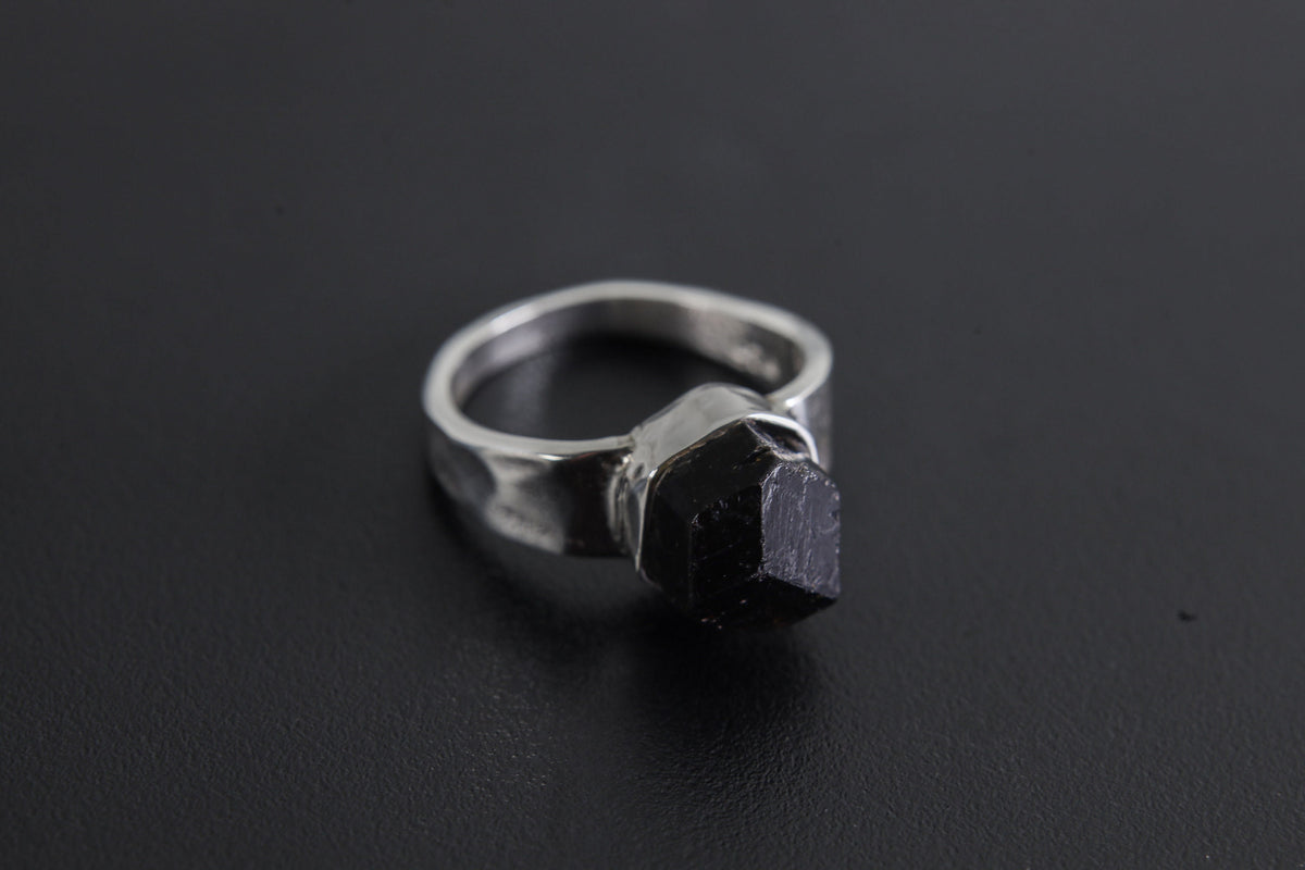 Black Tourmaline Ring - Hammered Band - 925 Sterling Silver Setting - Unisex - High Shine Polish - Size 7 US - NO/01