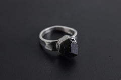 Black Tourmaline Ring - Hammered Band - 925 Sterling Silver Setting - Unisex - High Shine Polish - Size 7 US - NO/01