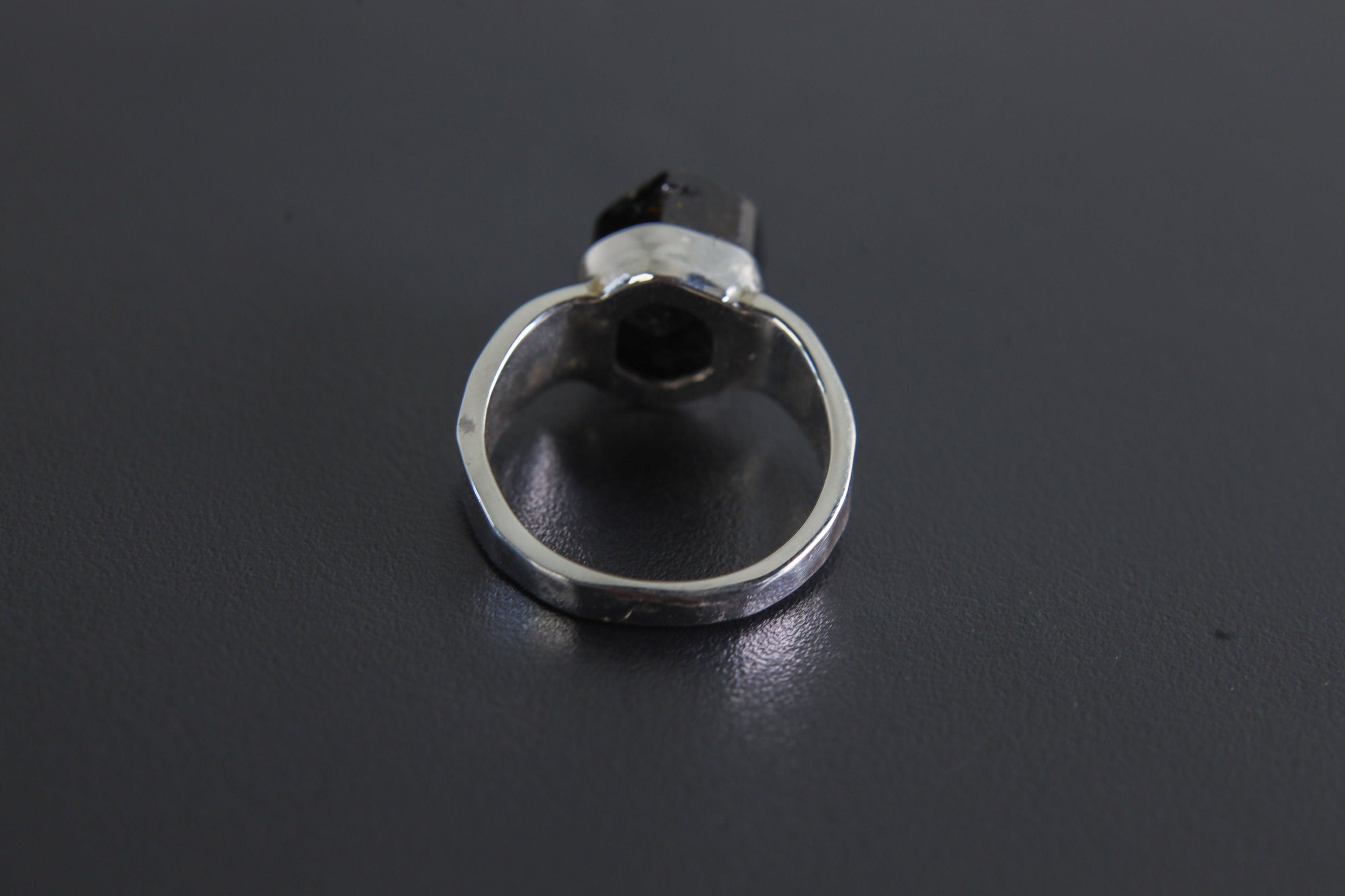 Black Tourmaline Ring - Hammered Band - 925 Sterling Silver Setting - Unisex - High Shine Polish - Size 7 US - NO/01
