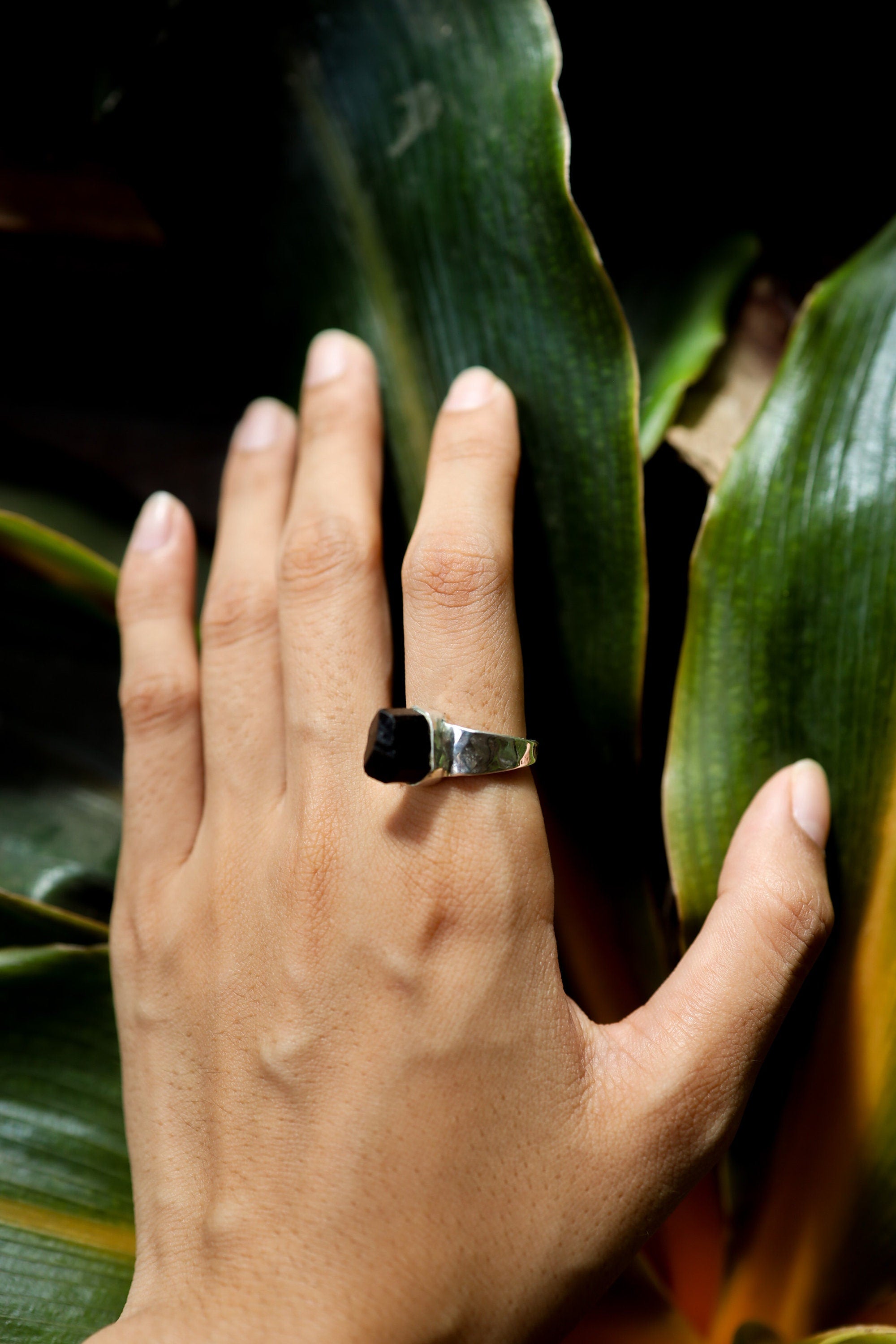 Black Tourmaline Ring - Hammered Band - 925 Sterling Silver Setting - Unisex - High Shine Polish - Size 7US - NO/02