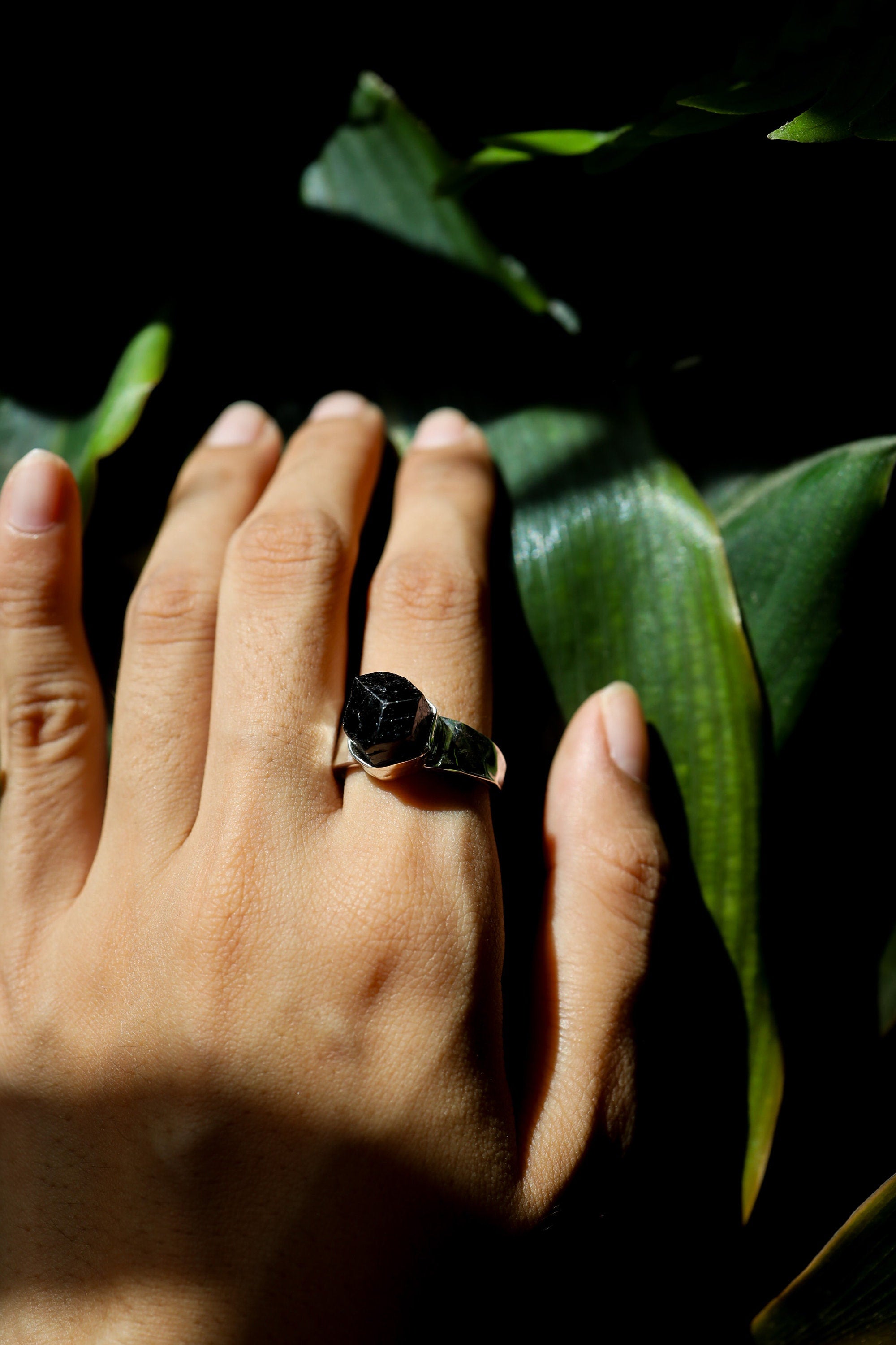 Black Tourmaline Ring - Hammered Band - 925 Sterling Silver Setting - Unisex - High Shine Polish - Size 7US - NO/02