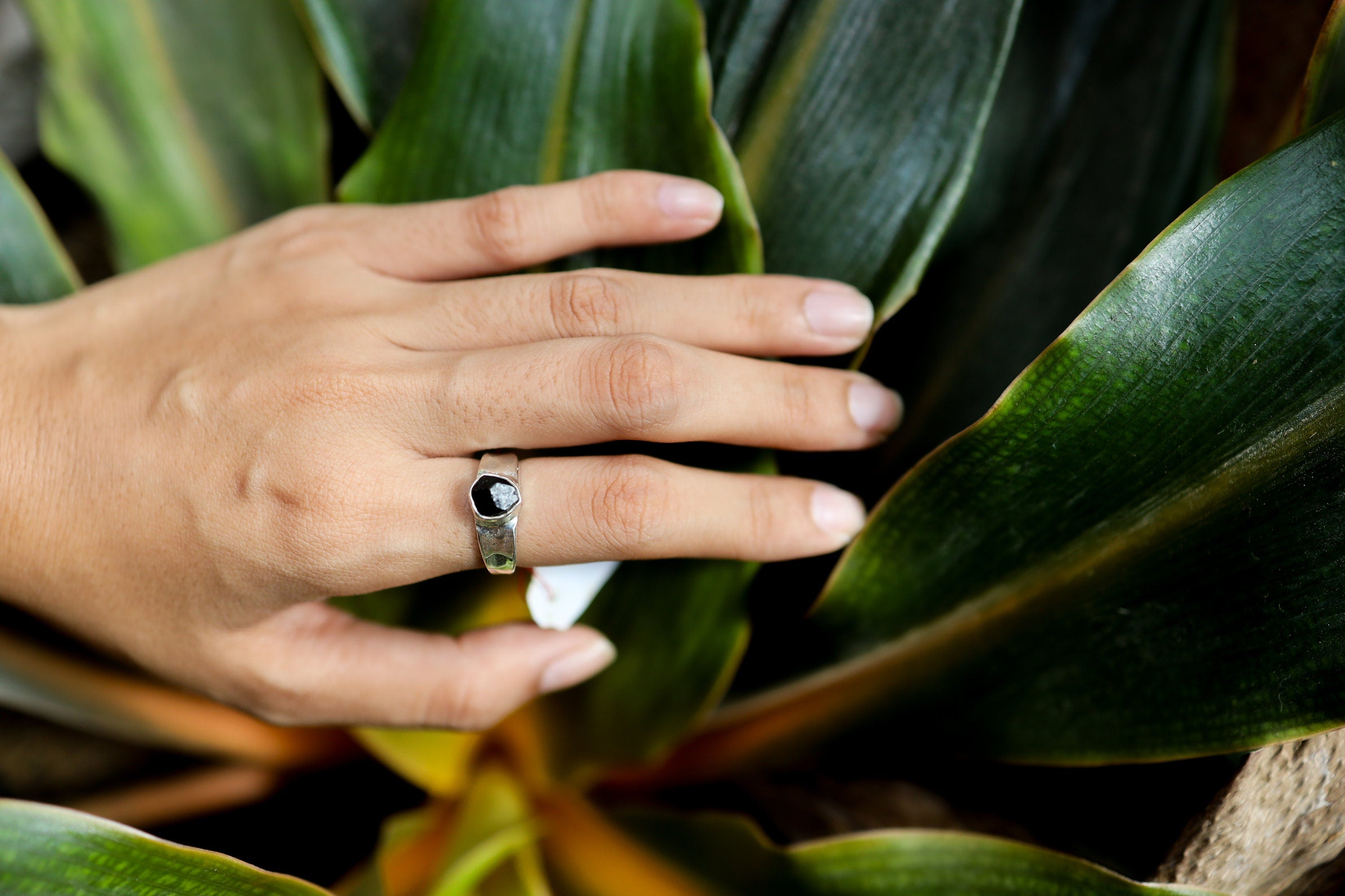 Black Tourmaline Ring - Hammered Band - 925 Sterling Silver Setting - Unisex - High Shine Polish - Size 5 US - NO/05