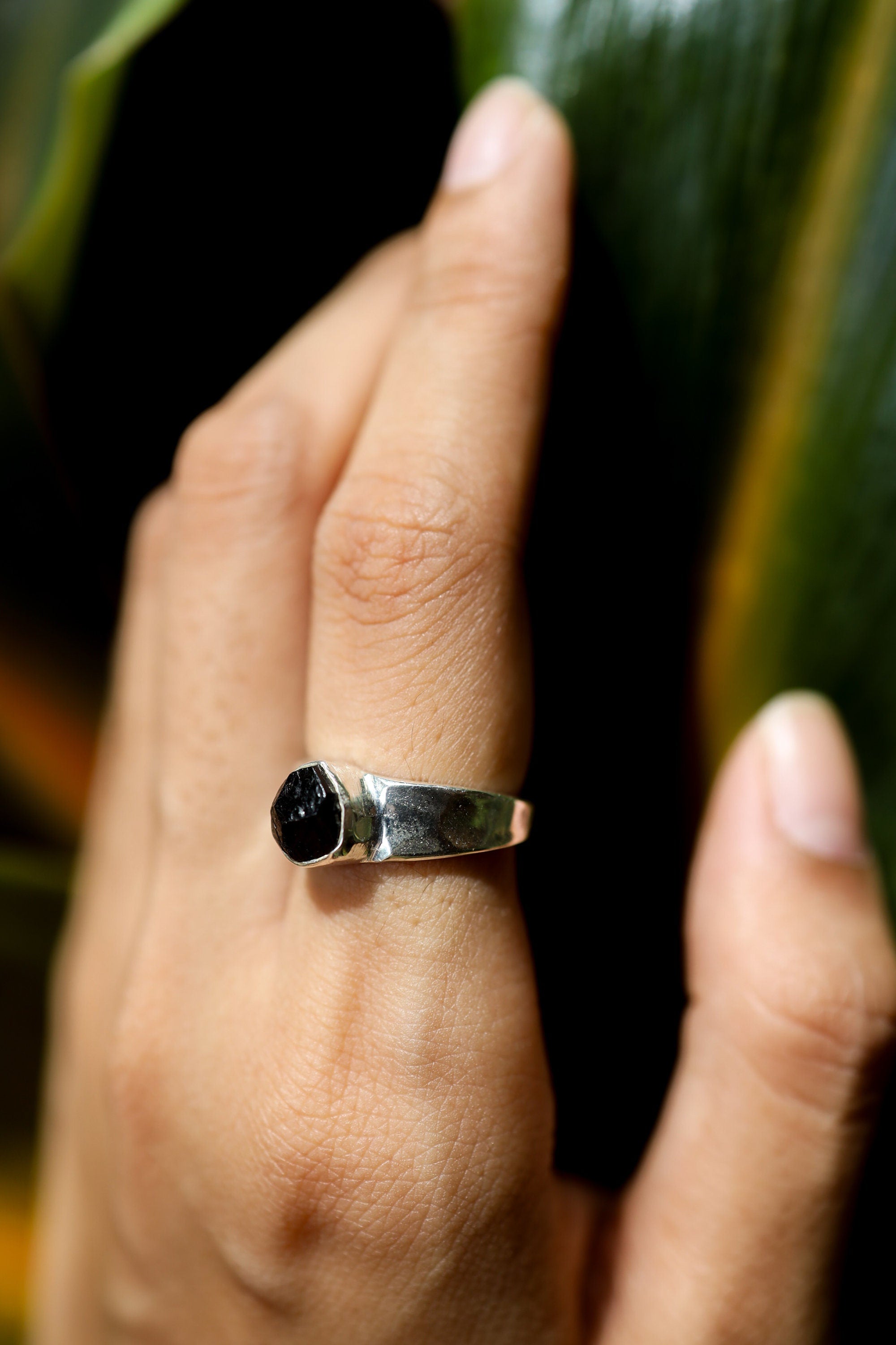 Black Tourmaline Ring - Hammered Band - 925 Sterling Silver Setting - Unisex - High Shine Polish - Size 5 US - NO/05