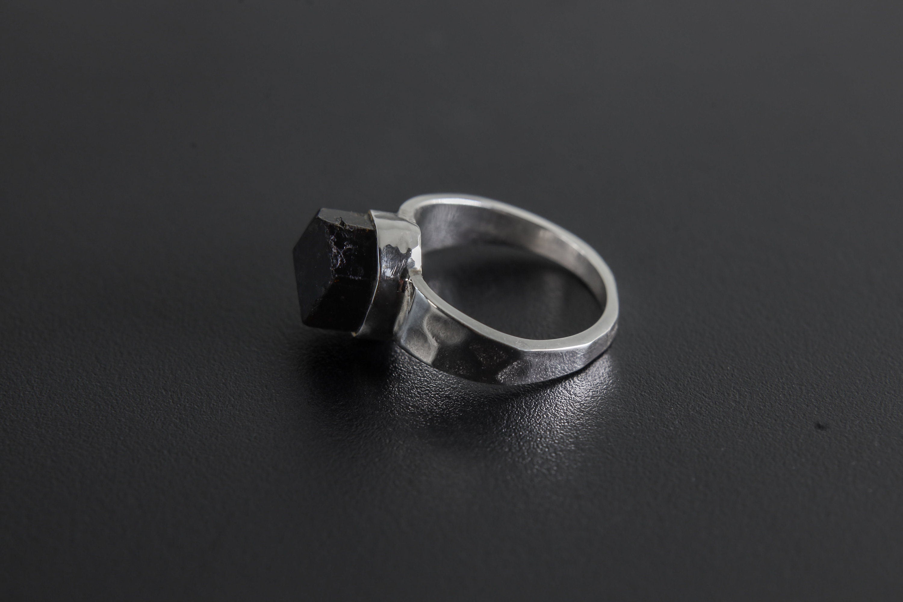 Black Tourmaline Ring - Hammered Band - 925 Sterling Silver Setting - Unisex - High Shine Polish - Size 7 US - NO/01