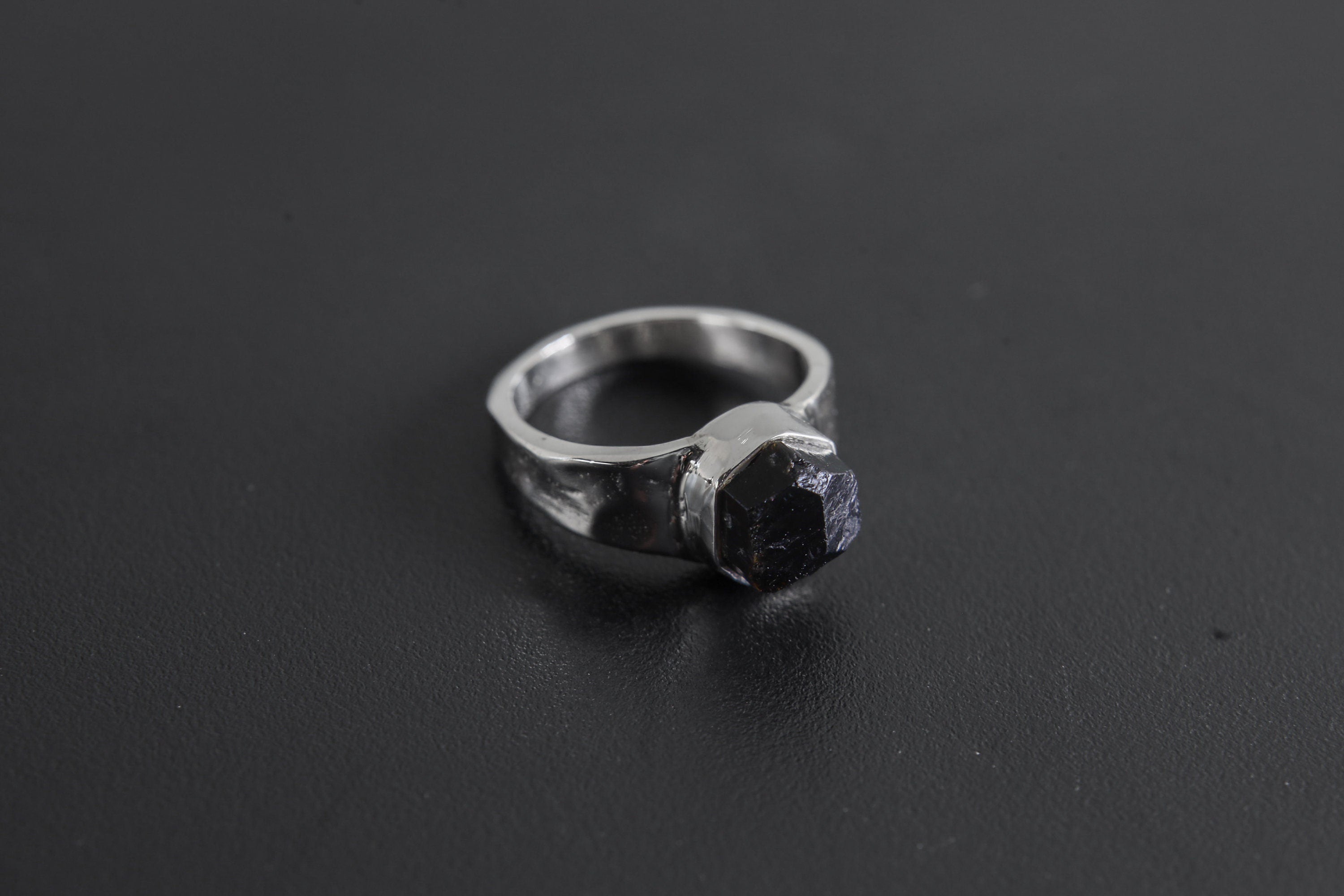 Black Tourmaline Ring - Hammered Band - 925 Sterling Silver Setting - Unisex - High Shine Polish - Size 6 US - NO/04