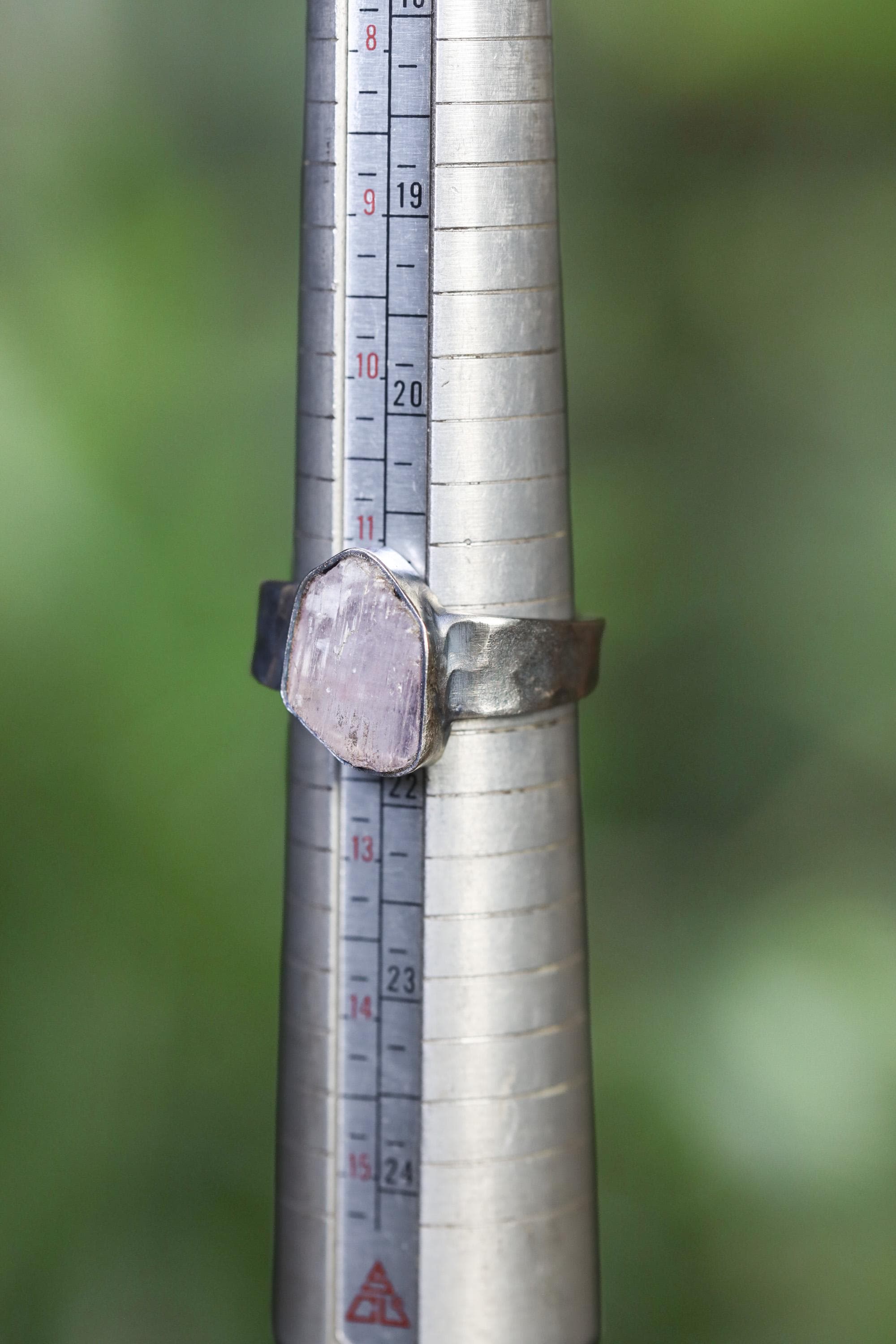 Raw Pink Kunzite Spodumene Specimen Ring 925 Silver Hammered Band High Grade Stone Heart Chakra Emotional Clarity Jewelry Christmas Gift