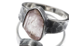Raw Pink Kunzite Spodumene Specimen Ring 925 Silver Hammered Band High Grade Stone Heart Chakra Emotional Clarity Jewelry Christmas Gift