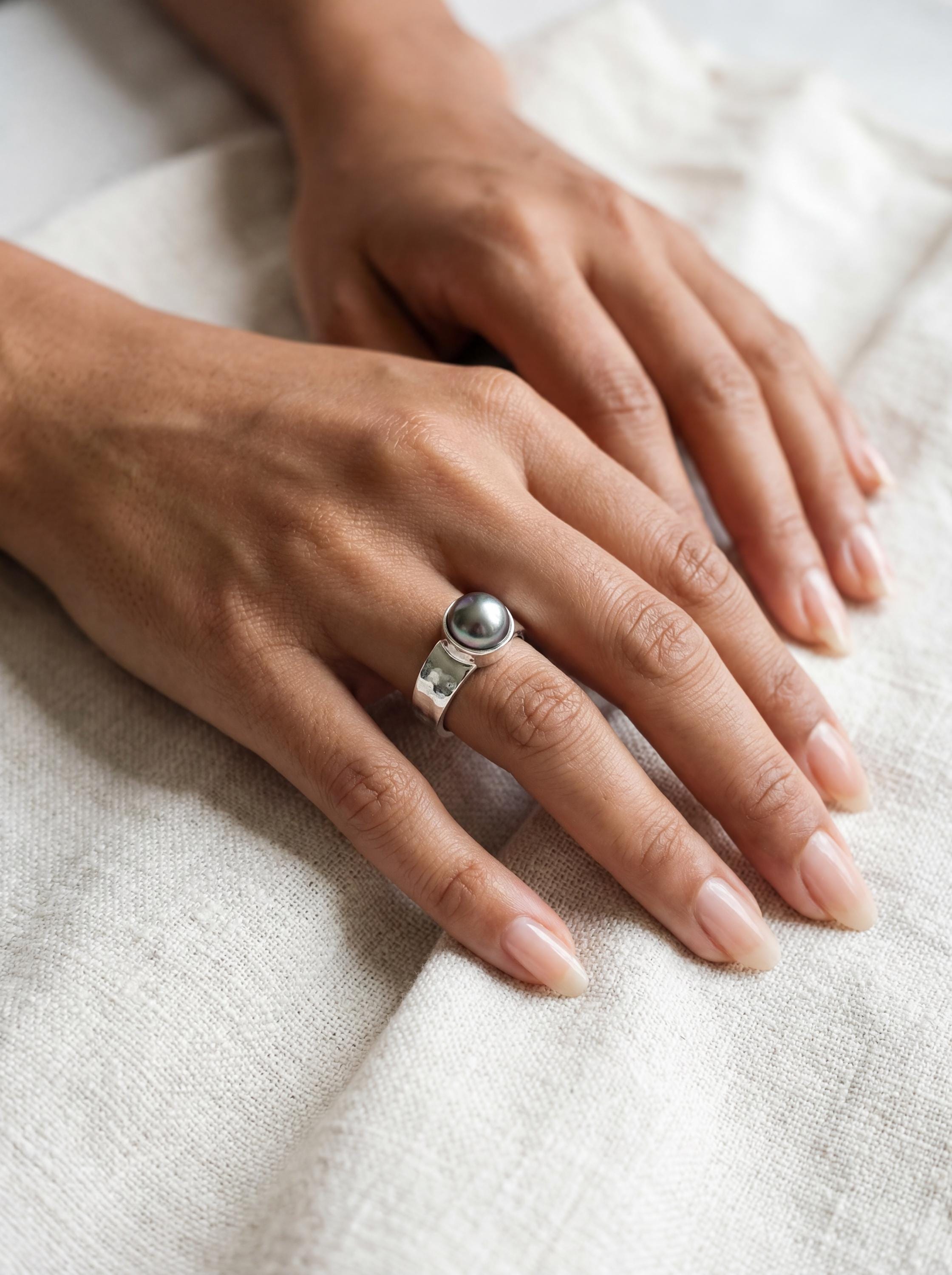 Tahitian Black Pearl Ring 925 Sterling Silver Hammered Textured Band Midnight Pearl Root Chakra Scorpio Sagittarius Gift