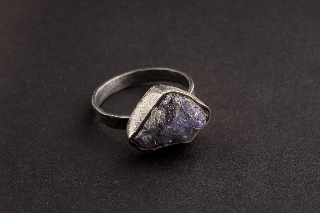 Brilliant raw Tanzanite -Fine 925 Sterling Silver Ring Band - Hammered Textured & Oxidised - Size US 8