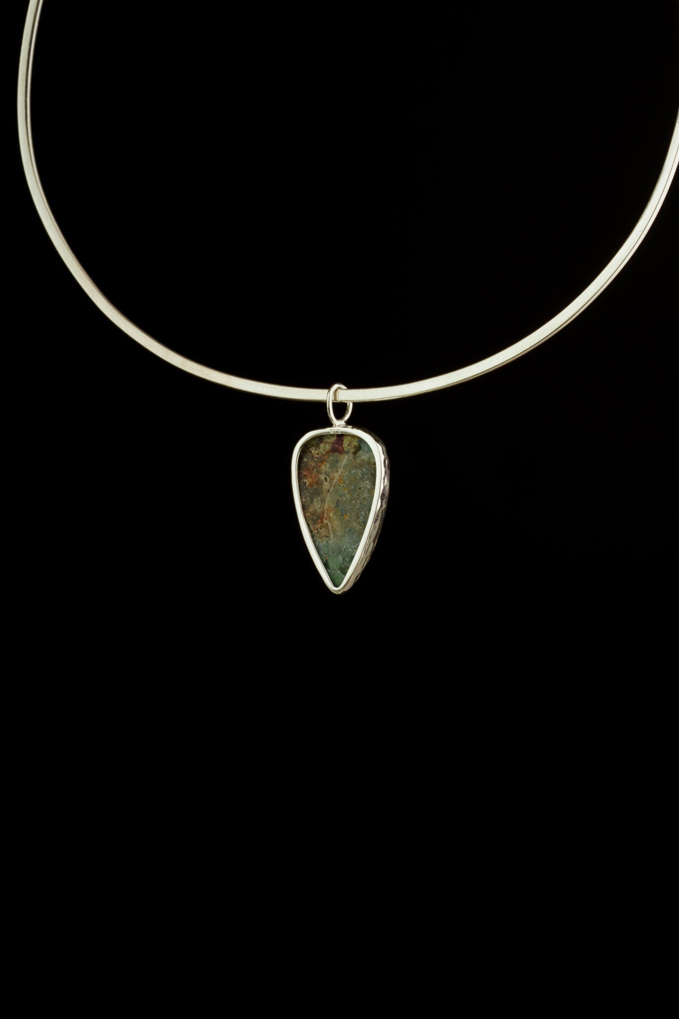Gemmy Australian Chrysoprase - 925 Sterling Silver - Special Hammered Bezel Setting - Crystal Pendant Necklace
