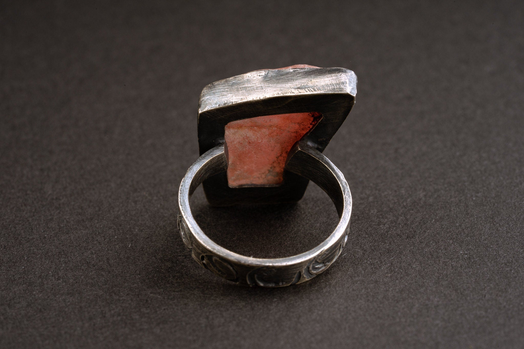 Raw rectangular Rhodochrosite - Oxidised 925 Sterling Silver Hammered Ring Band - Size US 5