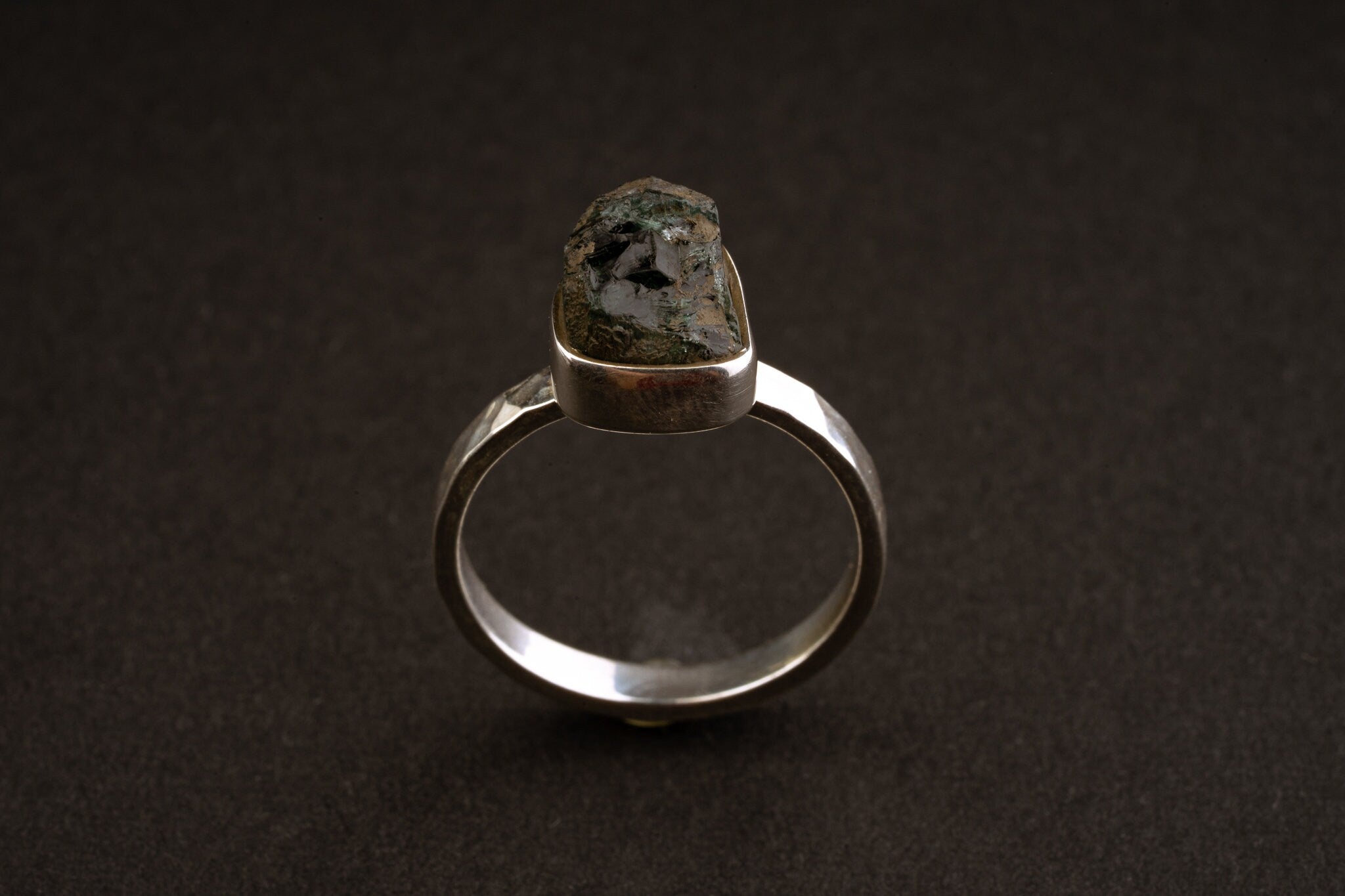 US 5 - Green gem Tourmaline - Solid 925 Sterling Silver Ring - Hammered Textured & Oxidized - Crystal Ring