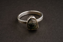 US 5 - Green gem Tourmaline - Solid 925 Sterling Silver Ring - Hammered Textured & Oxidized - Crystal Ring