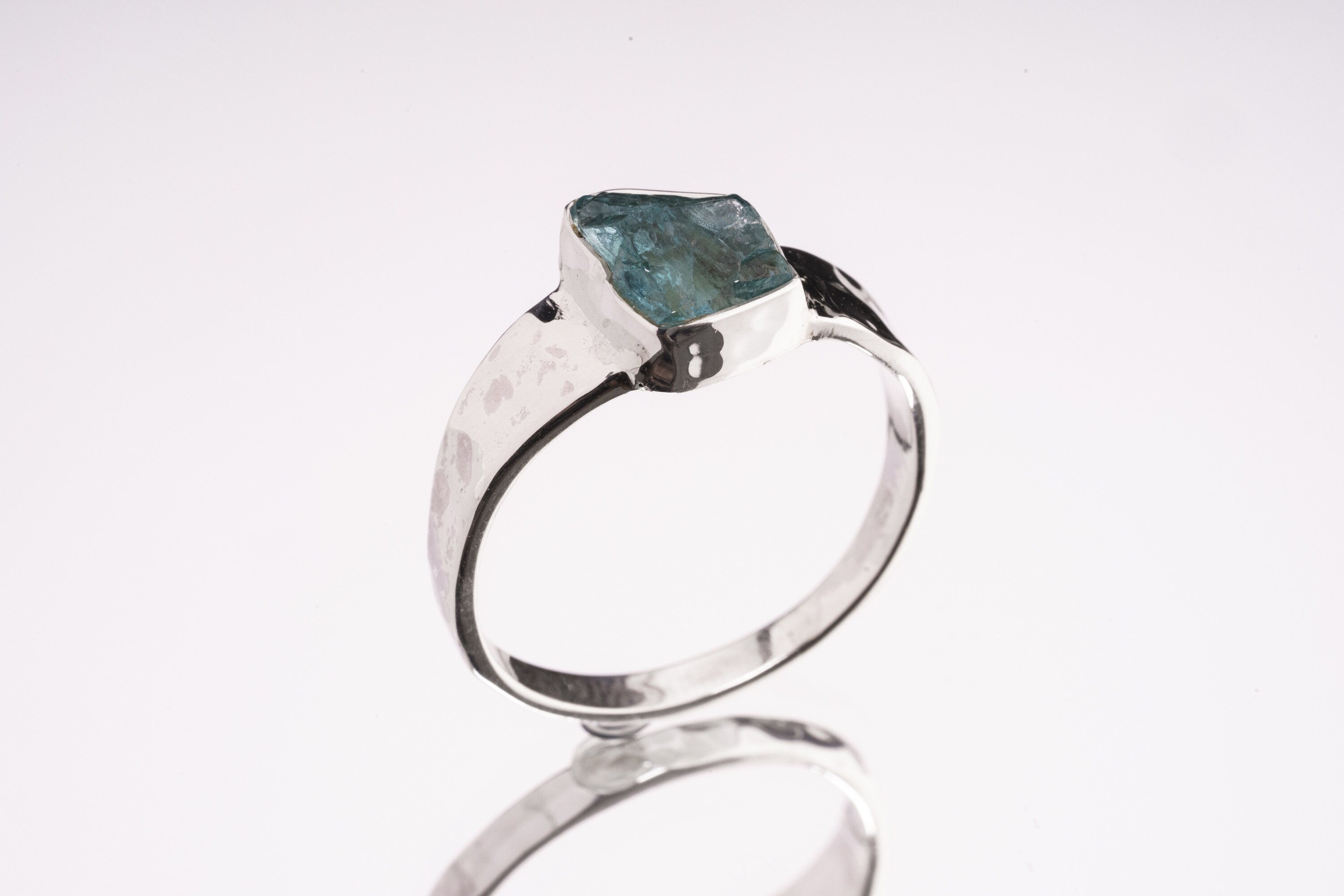 One - Size Raw High Grade Blue Apatite - Solid 925 Sterling Silver - Crystal Stack Ring - Hammer Textured & Rounded Band