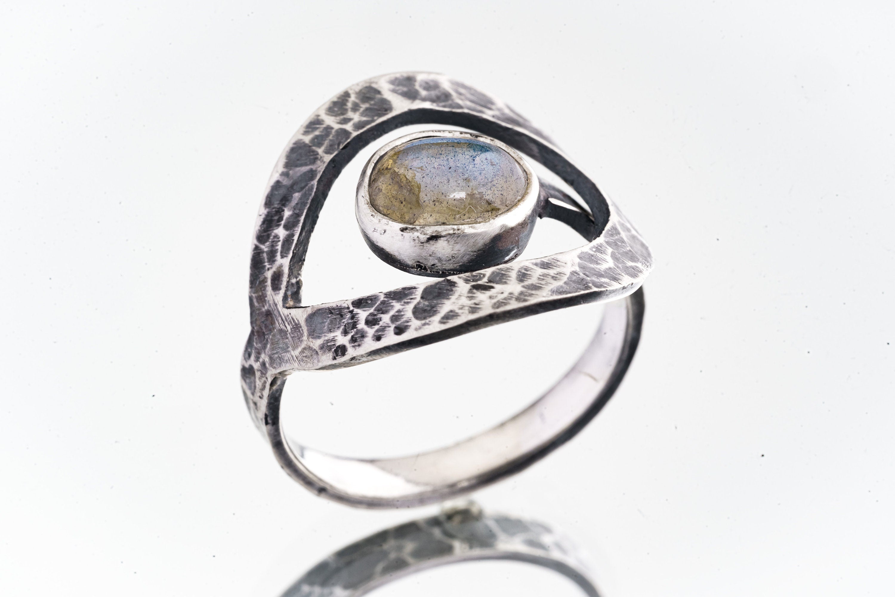 Round Rainbow Labradorite - 925 Sterling Silver - Heavy Set Adjustable Loop Ring - Hammer Textured - Size 5-9 US - NO/16