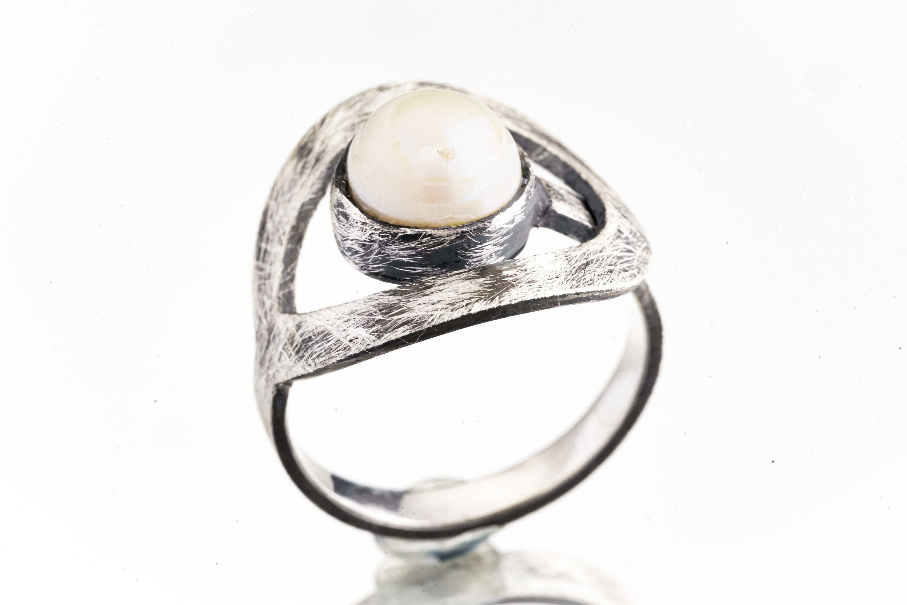 Round Natural Pearl - 925 Sterling Silver - Heavy Set Adjustable Loop Ring - Scratch Textured - Size 5-9 US - NO/19