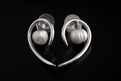 Pair of Precious Heritage Pearl Curled Horn Studs - 925 Sterling Silver - Stud Earring