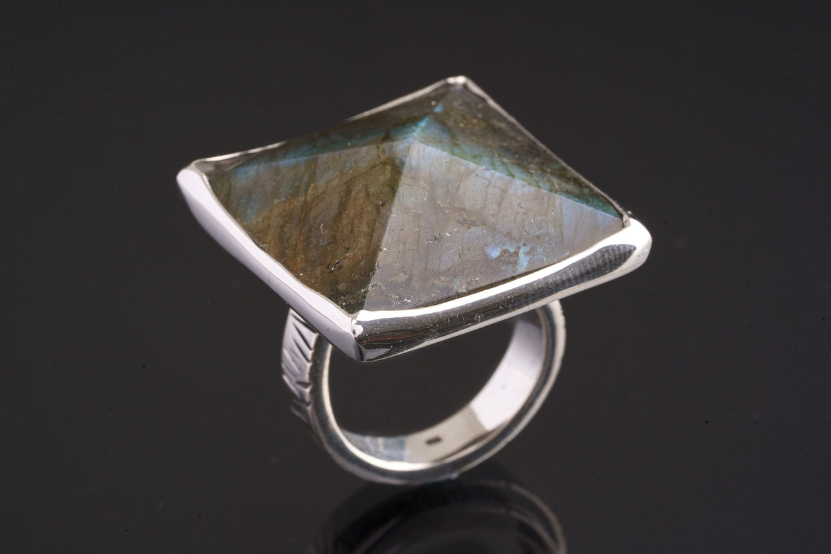 Big Labradorite Flashy Pyramid - 925 Sterling Silver - Heavy Set Adjustable Textured Ring - Size 5-10 US