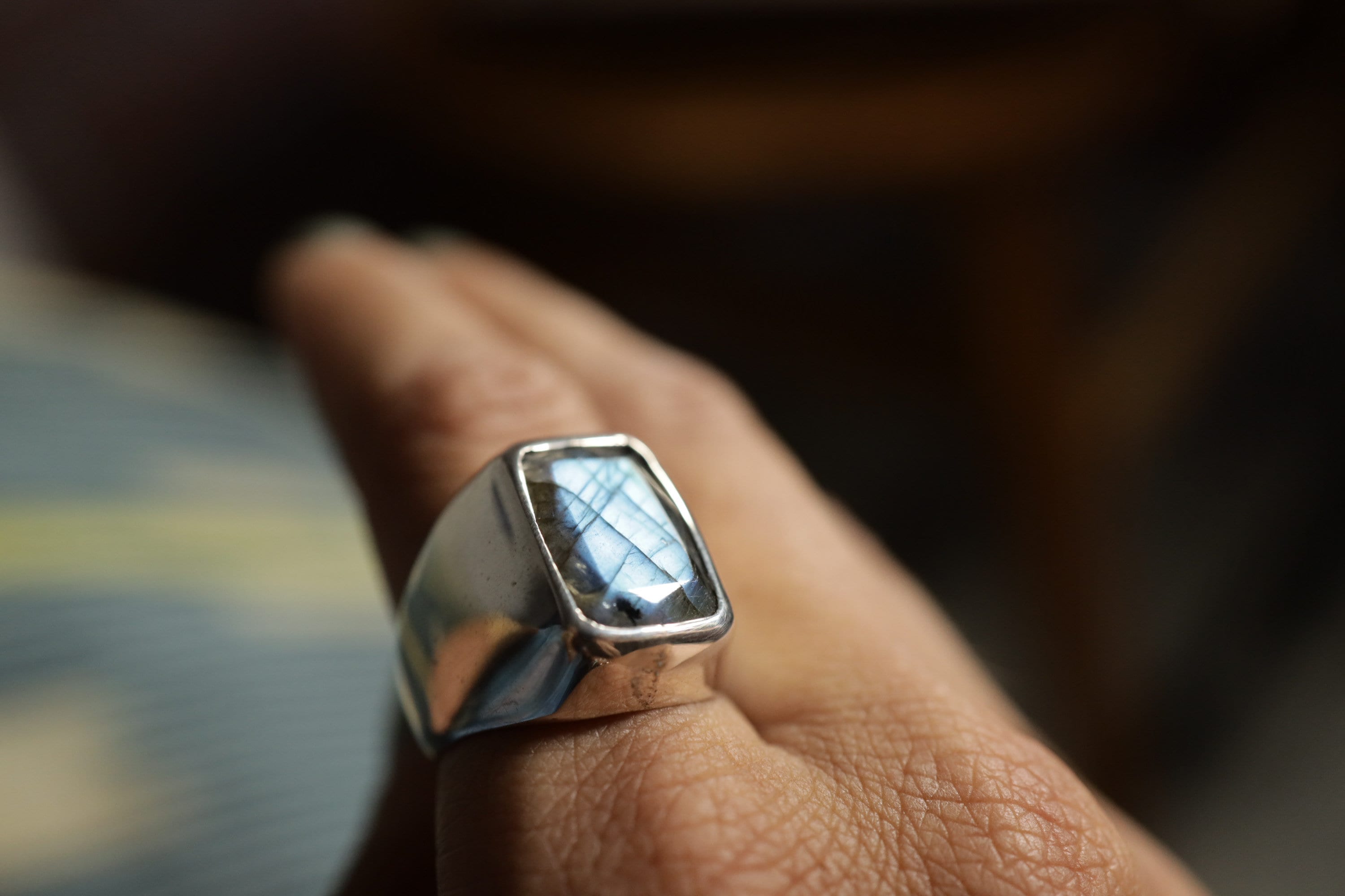 Mystic Shimmer: Sterling Silver Hollow Ring with Faceted Labradorite - Unisex - Size 9 US